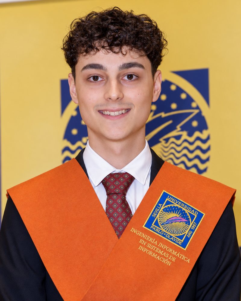 Daniel Valladolid Moreno en su graduación de Ingeniería Informática en la Universidad Pablo de Olavide